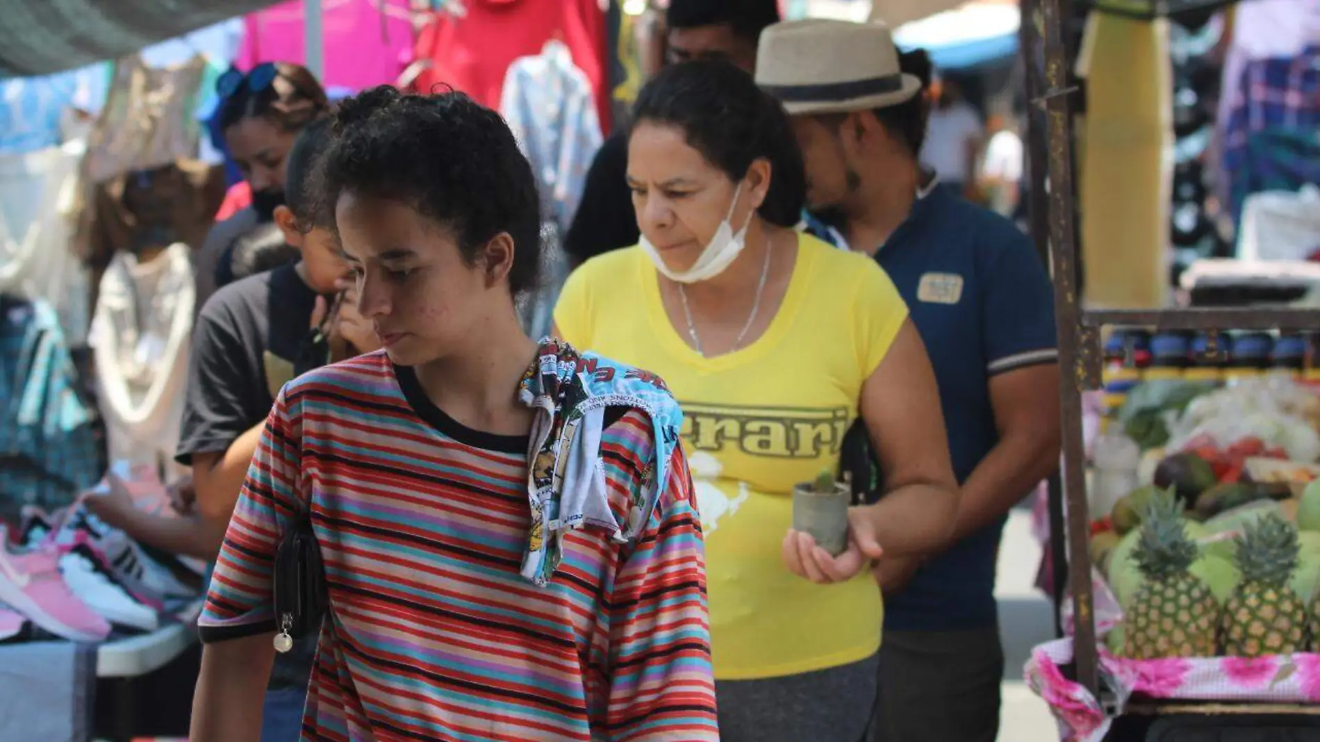 Gente en el tianguis